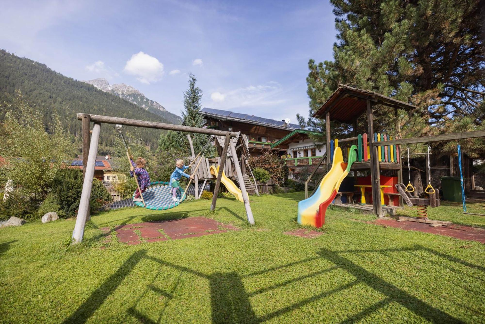 Familien- & Vitalhotel Auenhof Fulpmes Exterior foto